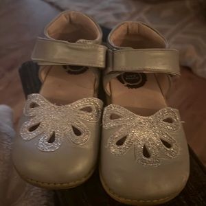 Livie and Luca size 11 silver petals